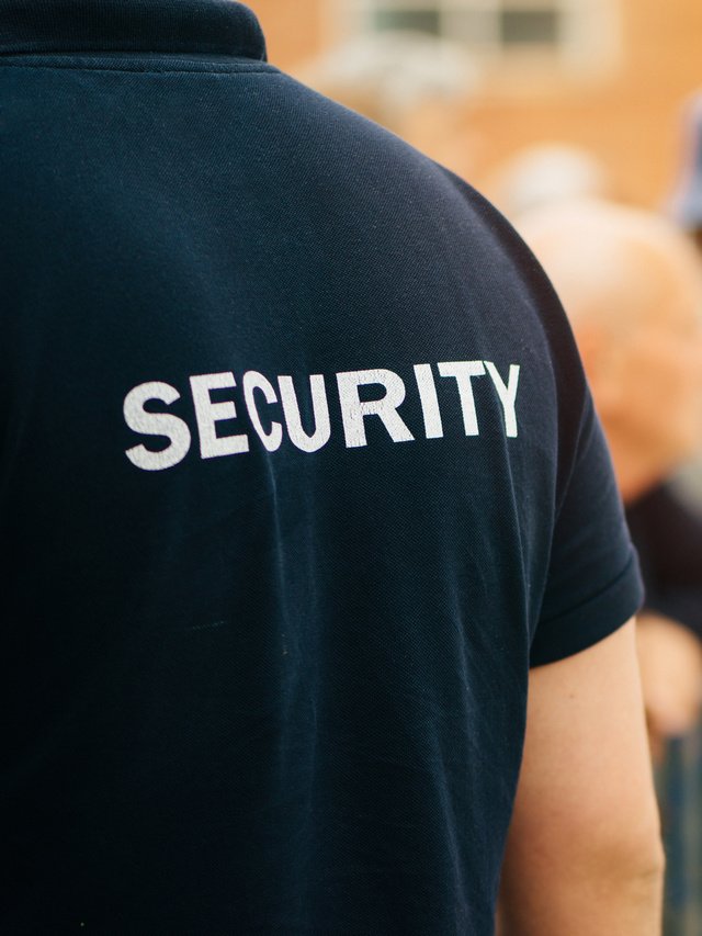 Security is paramount for events such as concerts, exhibitions, trade fairs, and grand weddings. Security services can be obtained from specialized companies. Examples include bouncers, fencing, security guards, personal guards, and more.